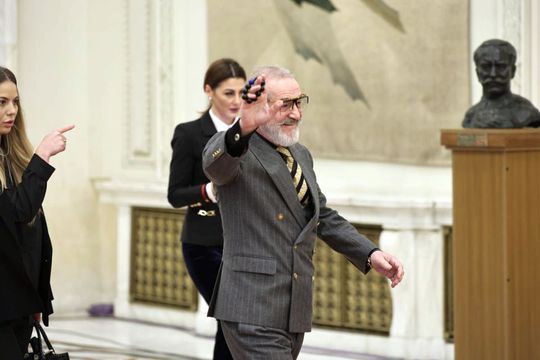 Gigi Becali a fost prezent la ceremonia de învestire a lui Nicușor Dan și l-a sfătuit pe George Simion: „Să stea cuminte!” / FOTO: Libertatea