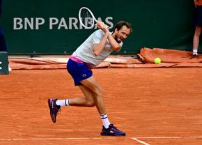 Surpriză la Roland Garros » Daniil Medvedev a fost eliminat în primul tur după un meci nebun de aproape patru ore