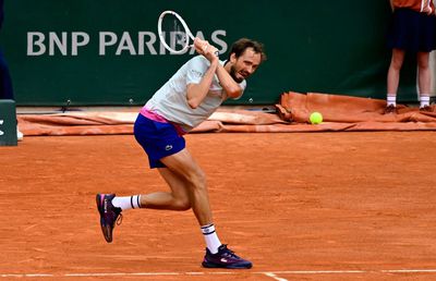 Surpriză la Roland Garros » Daniil Medvedev a fost eliminat în primul tur după un meci nebun de aproape patru ore