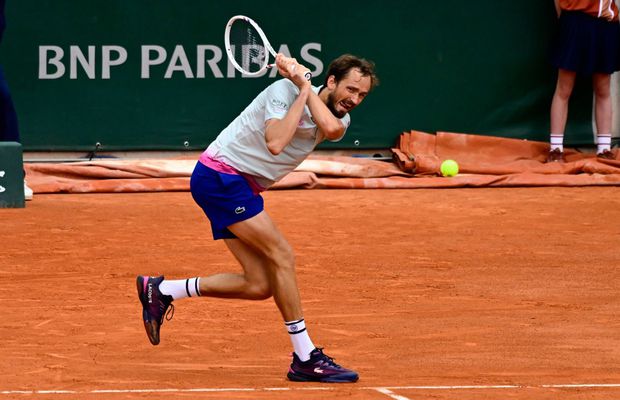 Surpriză la Roland Garros » Daniil Medvedev a fost eliminat în primul tur după un meci nebun de aproape patru ore