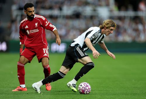 Anthony Gordon, în duel cu Mohamed Salah // FOTO Getty Images