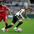 Anthony Gordon, în duel cu Mohamed Salah // FOTO Getty Images