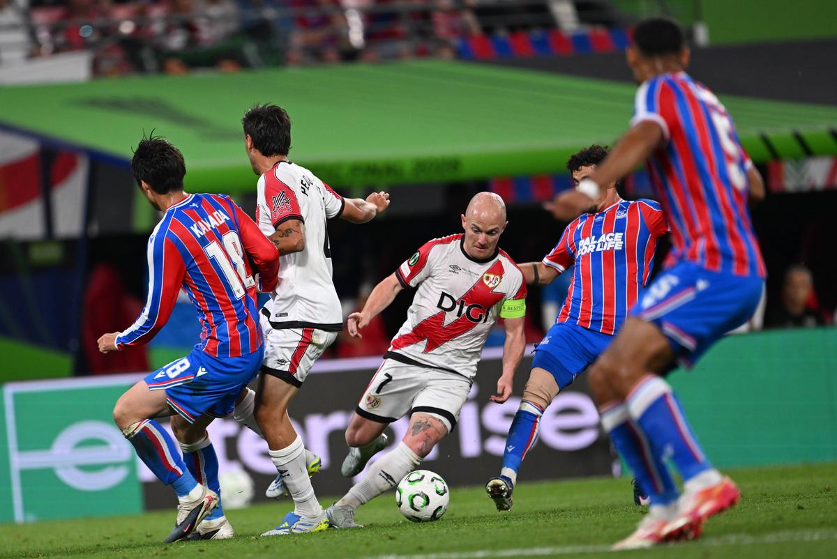 Mesajul care face înconjurul lumii » Ce au afișat fanii lui Rayo Vallecano imediat după finală