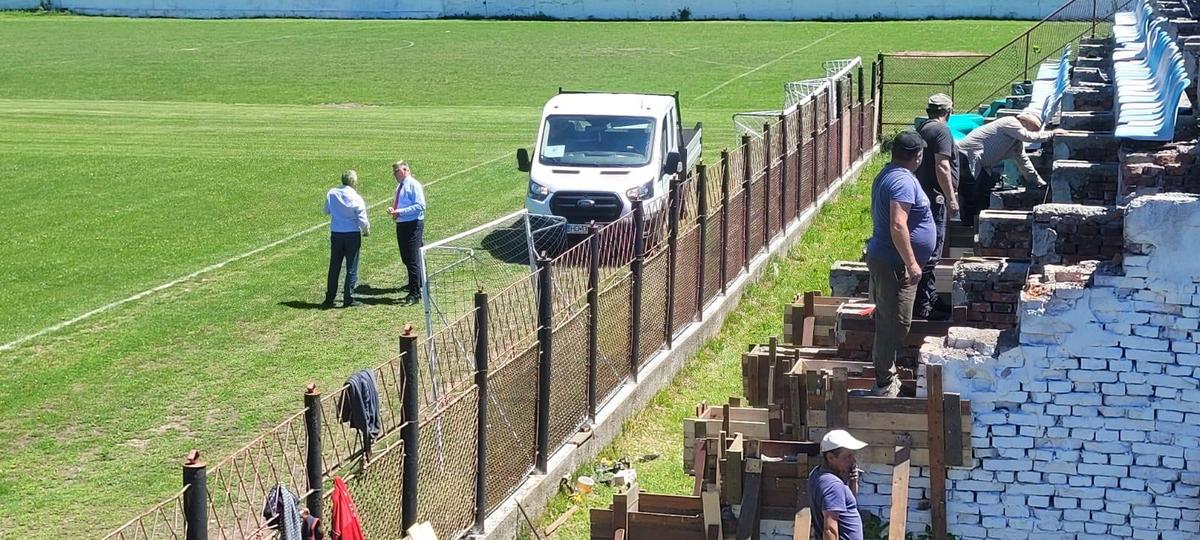 Minerul Lupeni și-a demolat tribuna, înaintea meciului pentru promovare