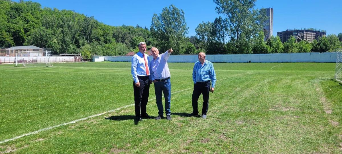 Între timp, în România » Și-au demolat tribuna, cu 3 zile înaintea barajului de promovare