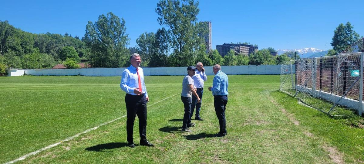 Minerul Lupeni și-a demolat tribuna, înaintea meciului pentru promovare