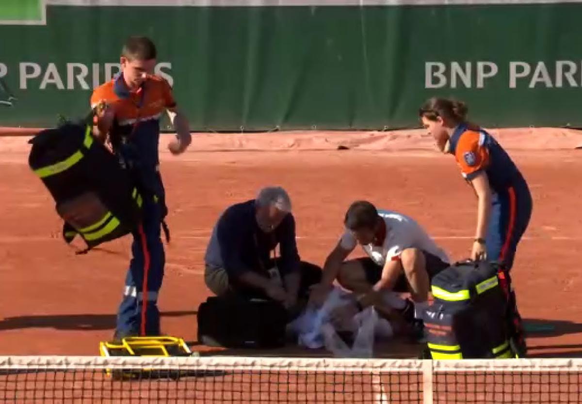 Scene dramatice la Roland Garros! A câștigat meciul turneului, dar nu s-a mai putut ridica de pe zgură
