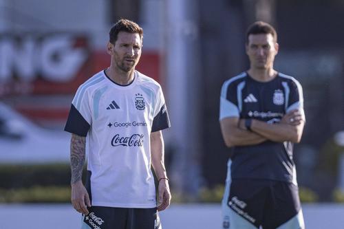 Lionel Scaloni (dreapta) a oferit cele mai noi informații despre starea de sănătate a lui LȘionel Messi (stânga) / foto: Imago Images
