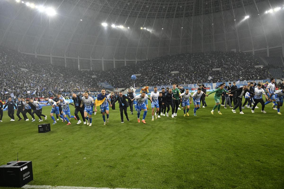Gazonul pe care Universitatea Craiova a câștigat titlul a ajuns pe un bulevard din oraș