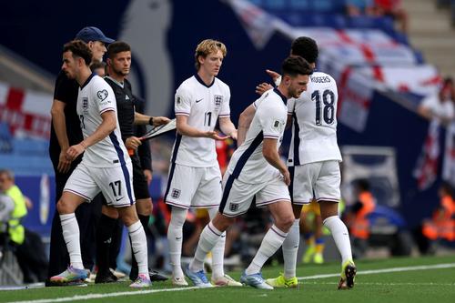 Barcelona trage de Anthony Gordon (în centru, alături de Declan Rice și Curtis Jones, în meciul Angliei cu Andorra / Foto: GettyImages