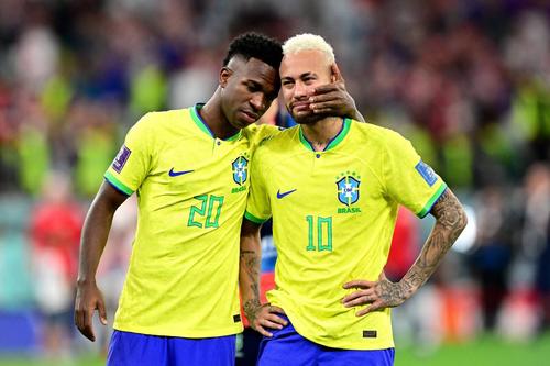 Vinicius îi cedează tricoul cu numărul 10 lui Neymar / foto: Imago Images