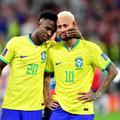 Vinicius îi cedează tricoul cu numărul 10 lui Neymar / foto: Imago Images
