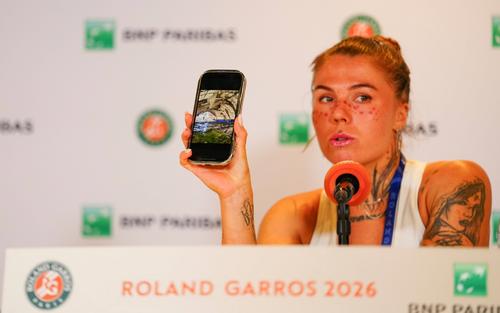 Oleksandra Oliynykova arătând un teren de tenis distrus FOTO Imago Images
