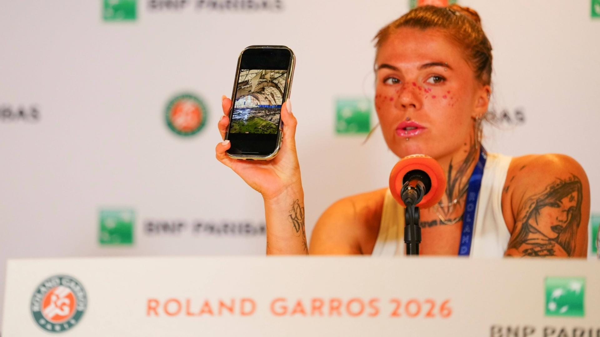 Oleksandra Oliynykova pe terenul de tenis la Roland-Garros, după prima victorie la un turneu Mare Șlem, în contextul războiului din Ucraina. | sursa foto: Gazeta Sporturilor