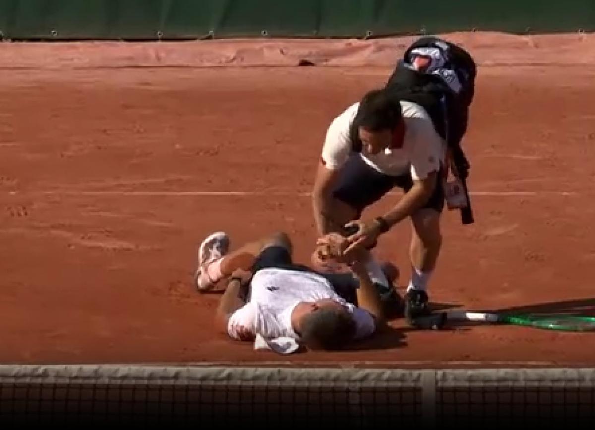 Scene dramatice la Roland Garros! A câștigat meciul turneului, dar nu s-a mai putut ridica de pe zgură