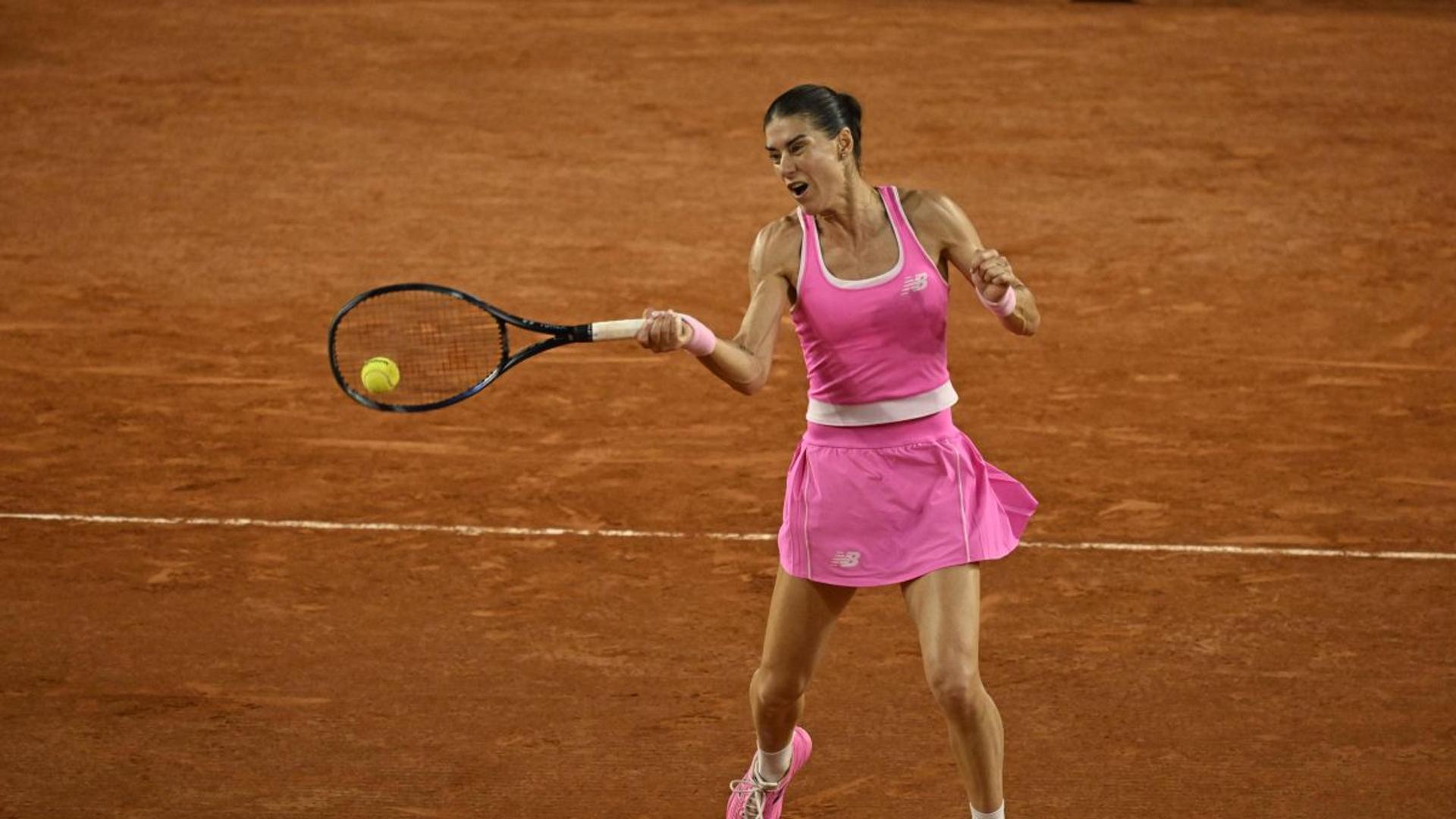 Sorana Cîrstea în acțiune pe terenul de zgură la Roland Garros, pregătindu-se pentru meciul turul 3 analizat de Alex Corretja | sursa foto: Gazeta Sporturilor