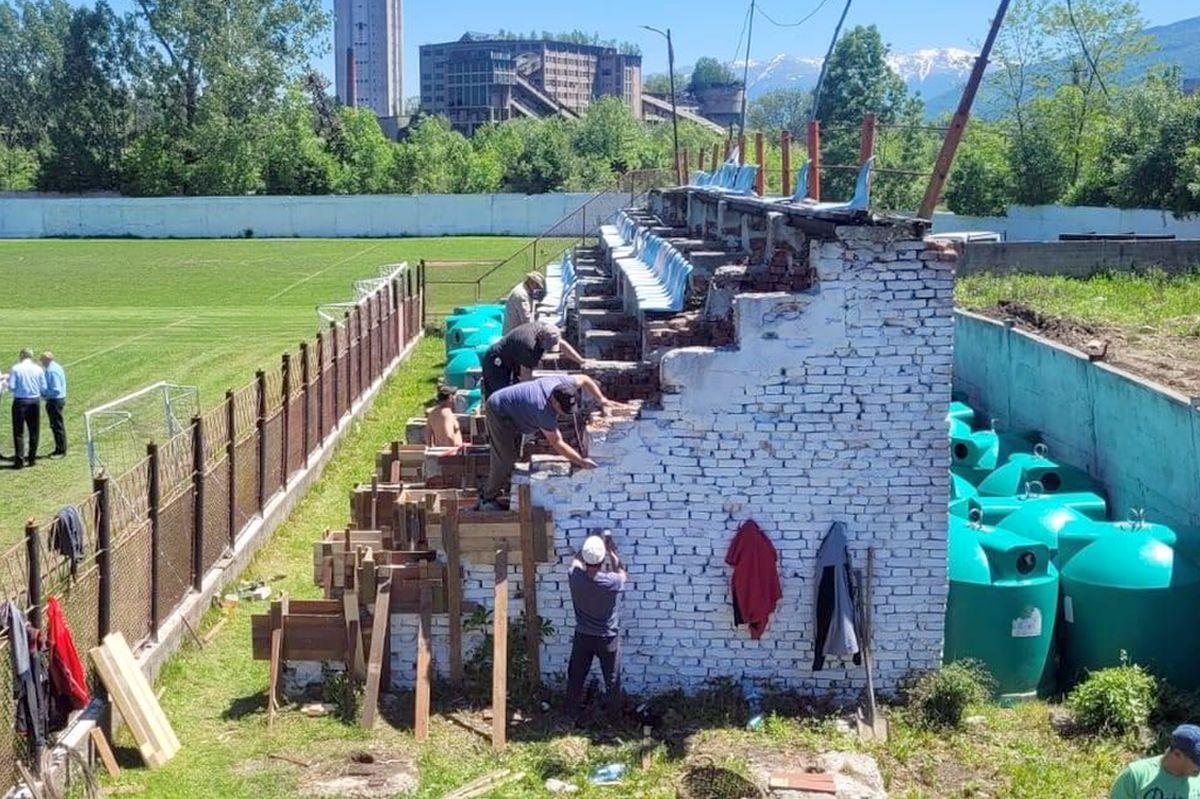 Între timp, în România » Și-au demolat tribuna, cu 3 zile înaintea barajului de promovare