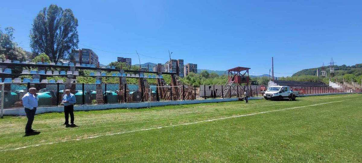 Între timp, în România » Și-au demolat tribuna, cu 3 zile înaintea barajului de promovare