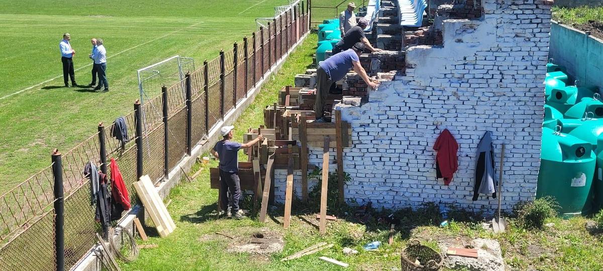 Minerul Lupeni și-a demolat tribuna, înaintea meciului pentru promovare