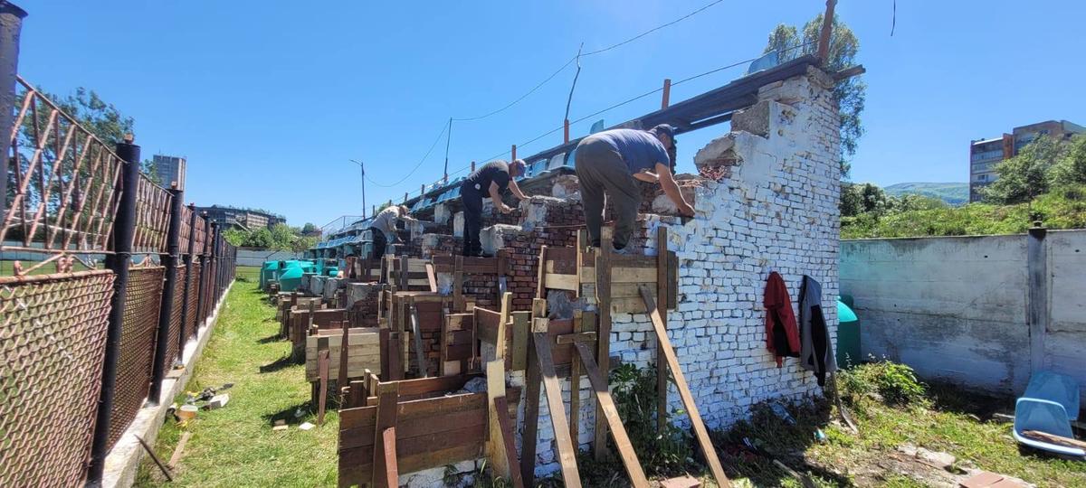 Între timp, în România » Și-au demolat tribuna, cu 3 zile înaintea barajului de promovare