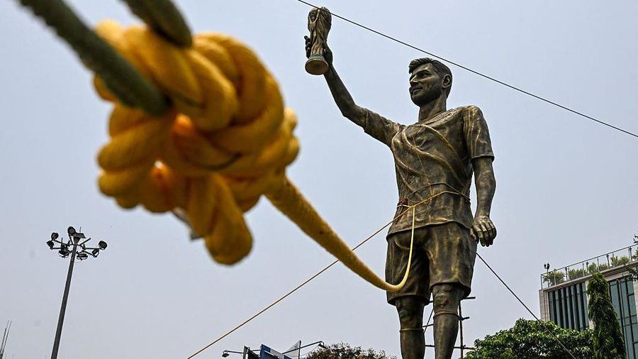 Statuia lui Lionel Messi din India urmează să fie demolată / foto: Getty Images Statuia gigantică a lui Lionel Messi va fi demolată » Siguranța trecătorilor, pusă în pericol