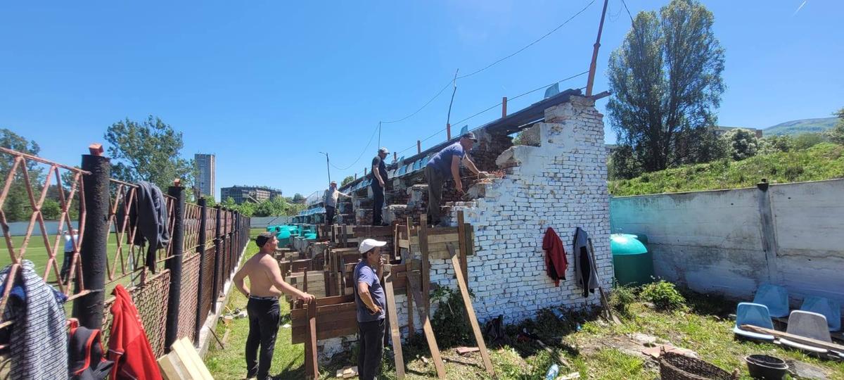 Minerul Lupeni și-a demolat tribuna, înaintea meciului pentru promovare