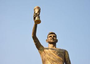 Statuia gigantică a lui Lionel Messi va fi demolată » Siguranța trecătorilor, pusă în pericol
