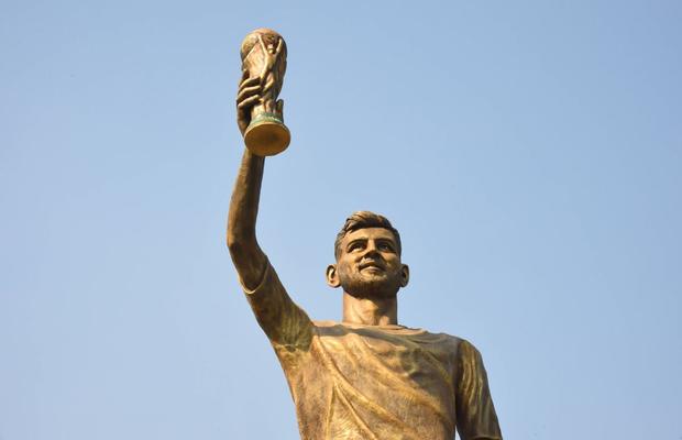 Statuia gigantică a lui Lionel Messi va fi demolată » Siguranța trecătorilor, pusă în pericol
