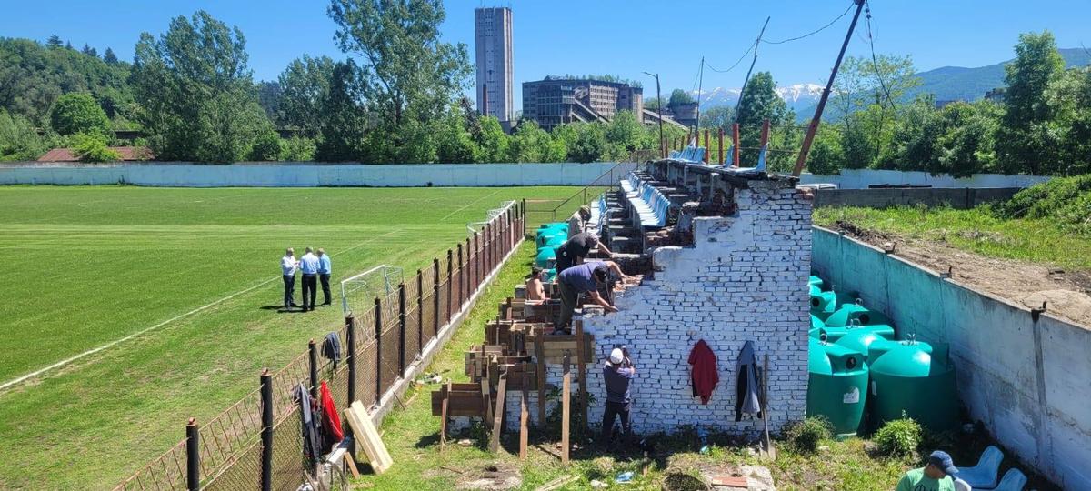 Între timp, în România » Și-au demolat tribuna, cu 3 zile înaintea barajului de promovare