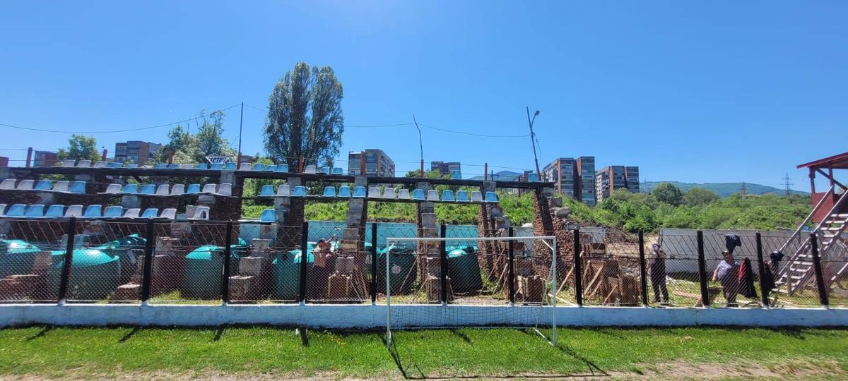 Minerul Lupeni și-a demolat tribuna, înaintea meciului pentru promovare