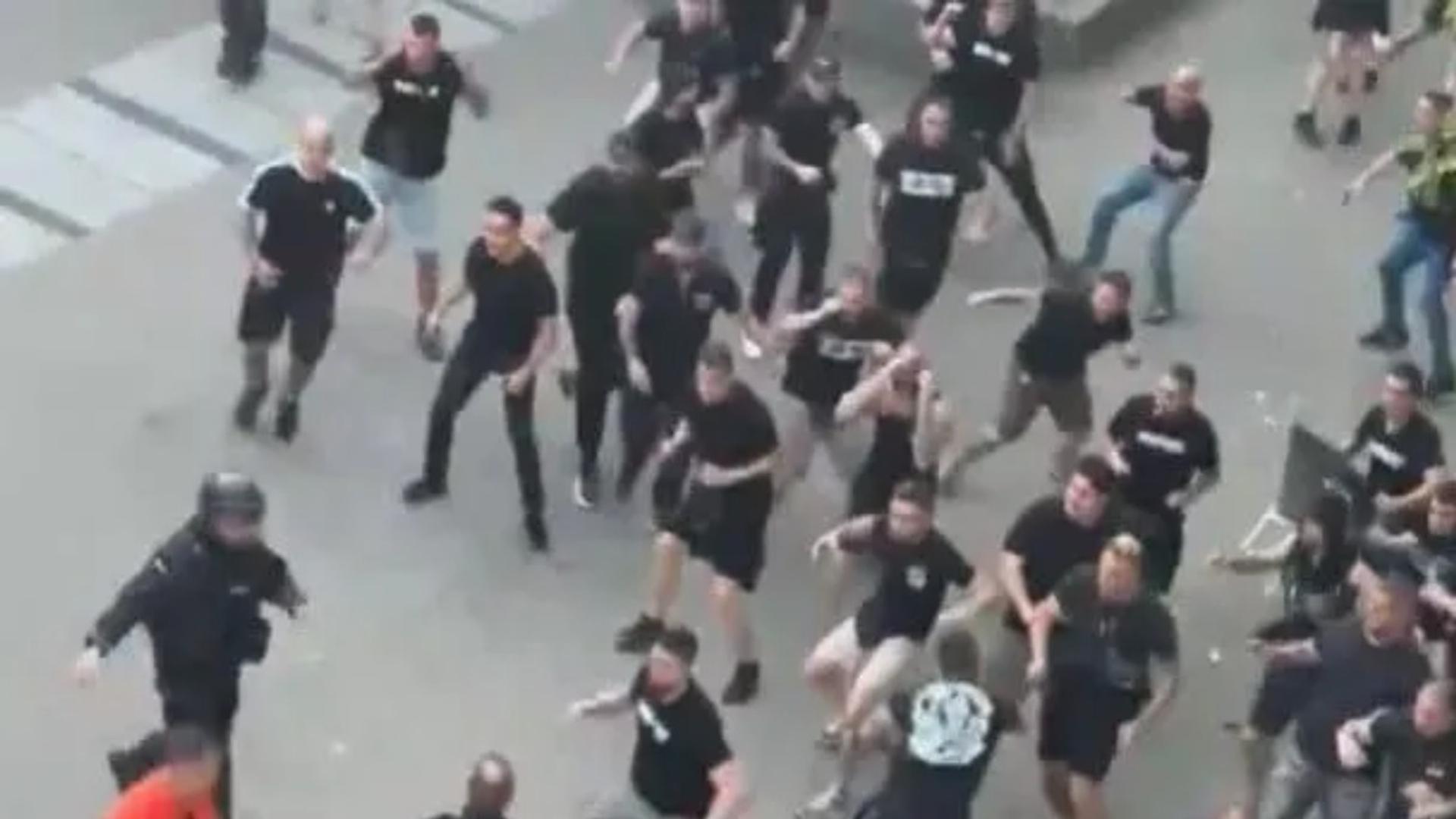 Grupuri de suporteri în conflict violent în centrul Leipzigului înaintea finalei Conference League, cu intervenție poliției pentru restabilirea ordinii. | sursa foto: Gazeta Sporturilor