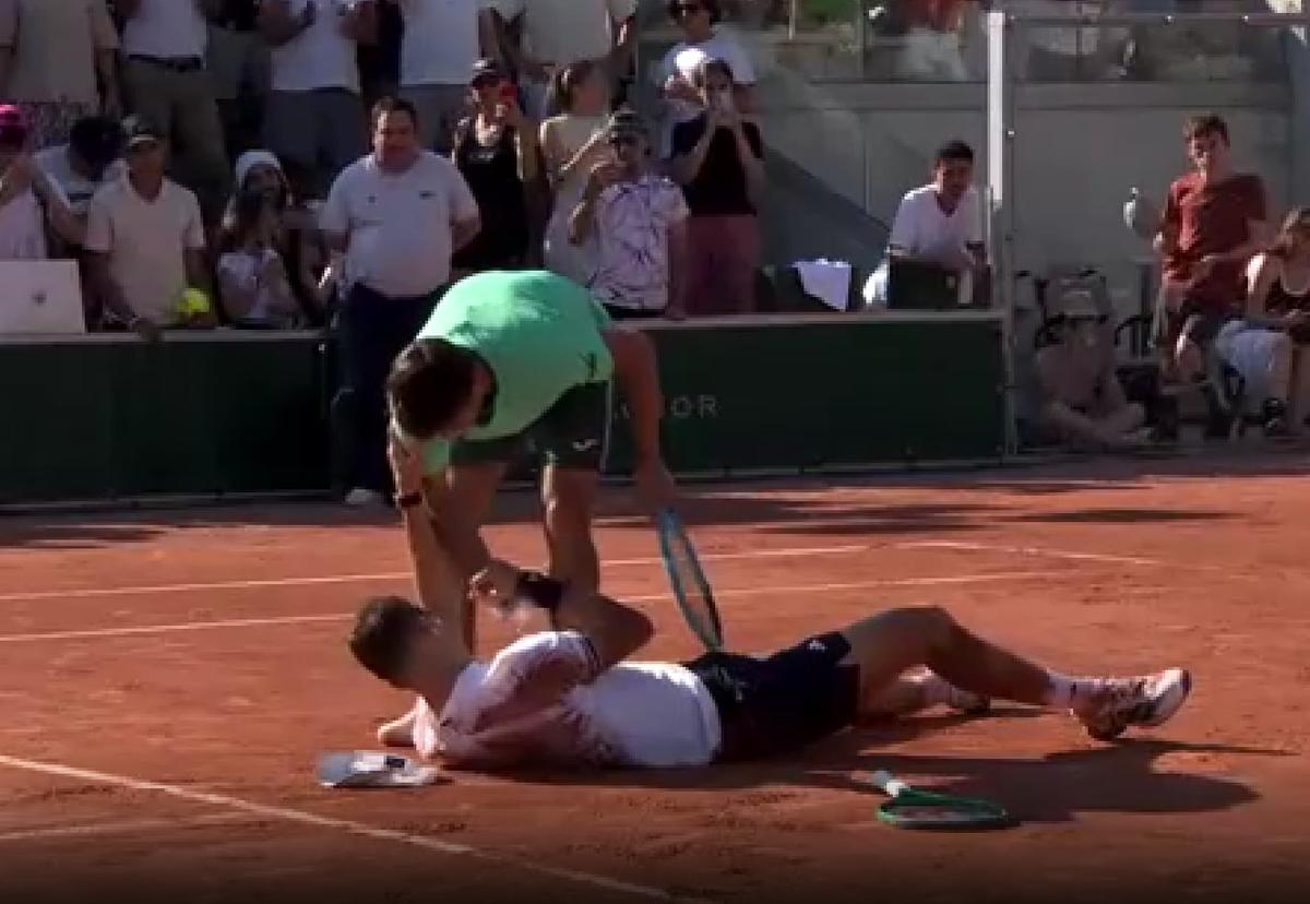 Scene dramatice la Roland Garros! A câștigat meciul turneului, dar nu s-a mai putut ridica de pe zgură