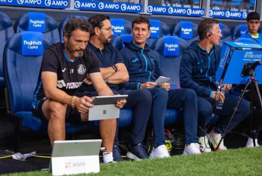 Antrenorul Jose Bordalas și stafful său tehnic supertehnologizat de la Getafe Secretul revenirii lui Getafe în Europa » Este al optulea antrenor în stafful lui Bordalas: „Revoluția a început!”