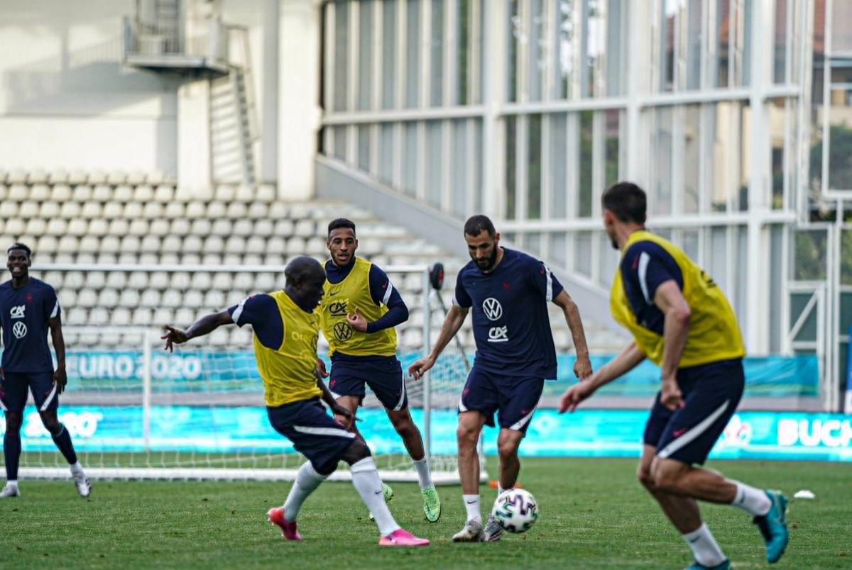 Ușor, că se ia vopseaua! Cum s-au distrat vedetele Franței la antrenamentul de pe „Arcul de Triumf”