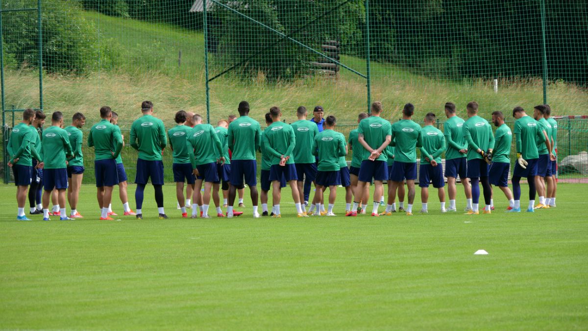 Imagini inedite din Austria: jucătorii lui Sepsi se refac în râu, cu zâmbete și frisoane