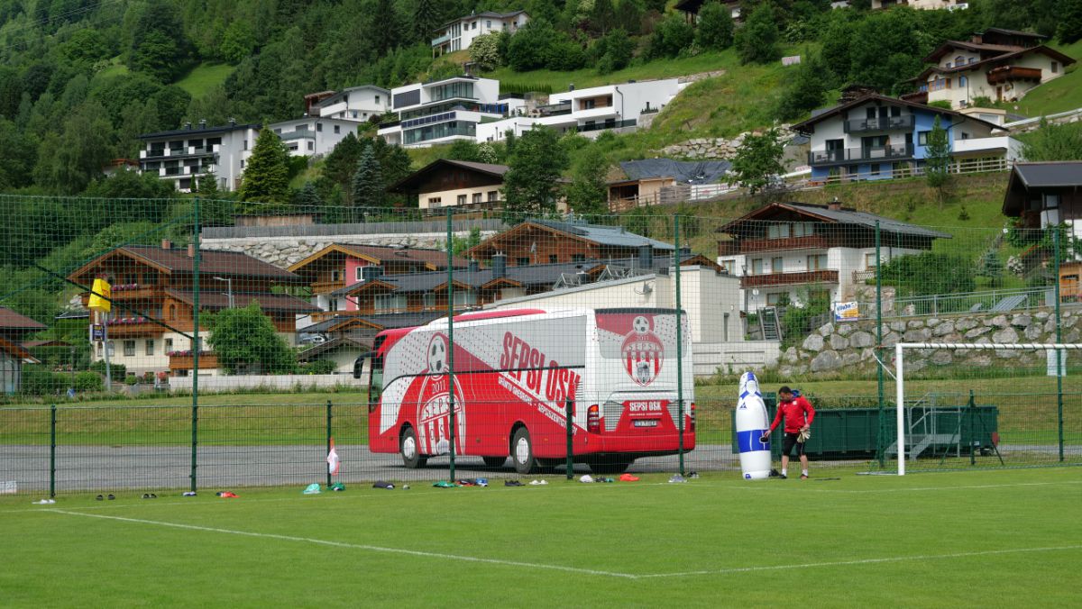 Imagini inedite din Austria: jucătorii lui Sepsi se refac în râu, cu zâmbete și frisoane