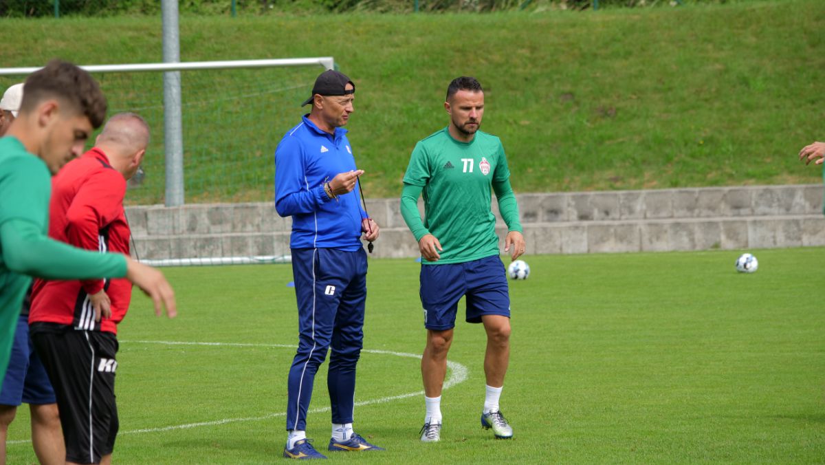 Imagini inedite din Austria: jucătorii lui Sepsi se refac în râu, cu zâmbete și frisoane