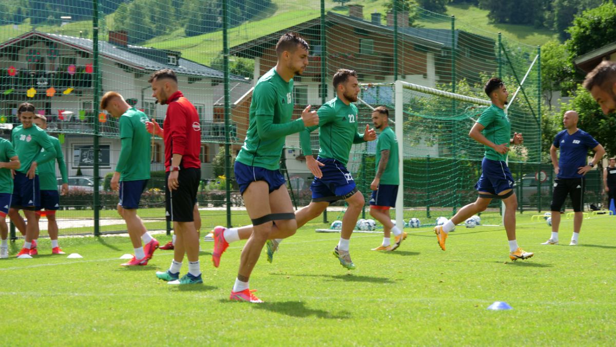 Imagini inedite din Austria: jucătorii lui Sepsi se refac în râu, cu zâmbete și frisoane