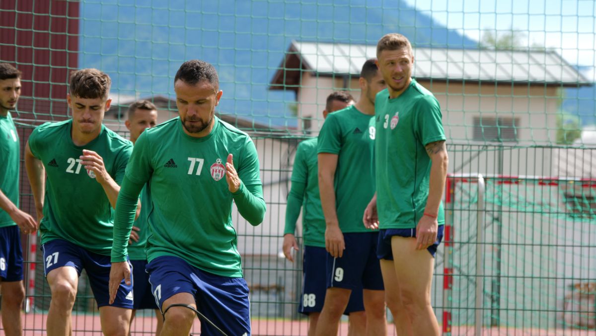 Imagini inedite din Austria: jucătorii lui Sepsi se refac în râu, cu zâmbete și frisoane