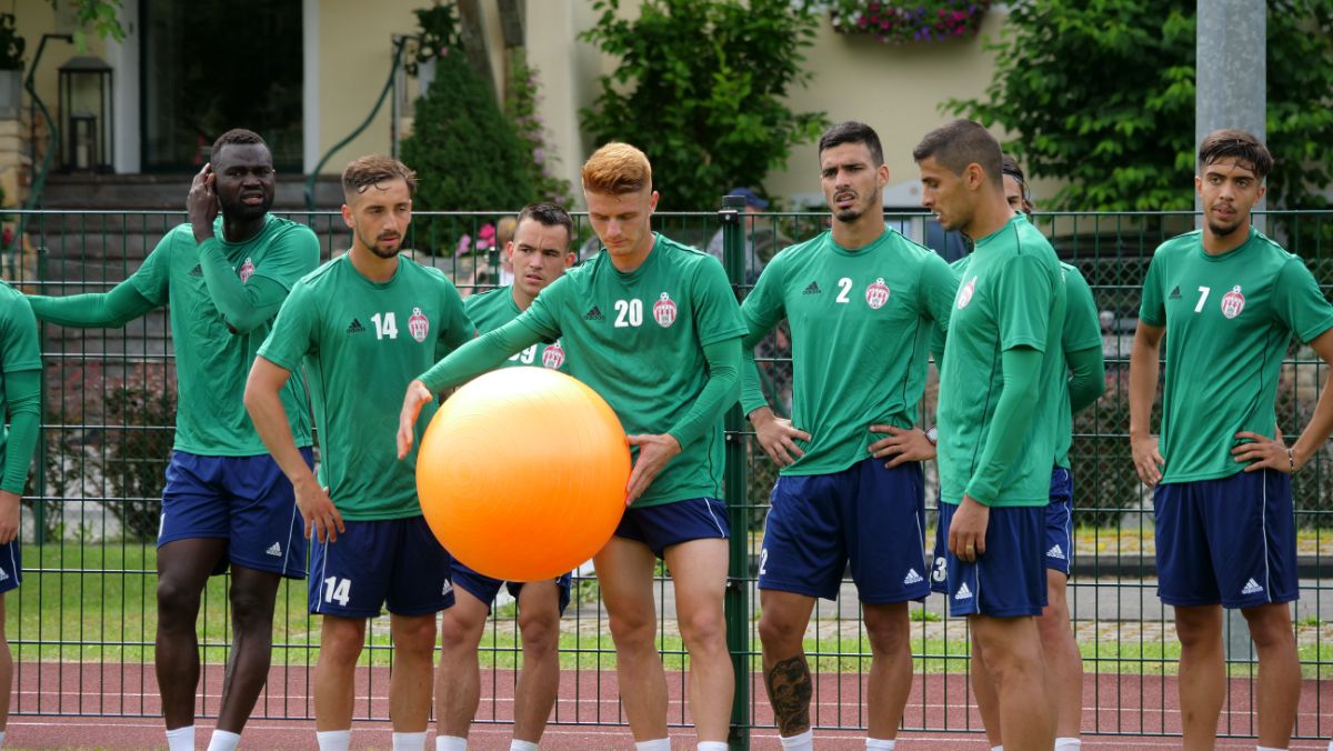 Imagini inedite din Austria: jucătorii lui Sepsi se refac în râu, cu zâmbete și frisoane