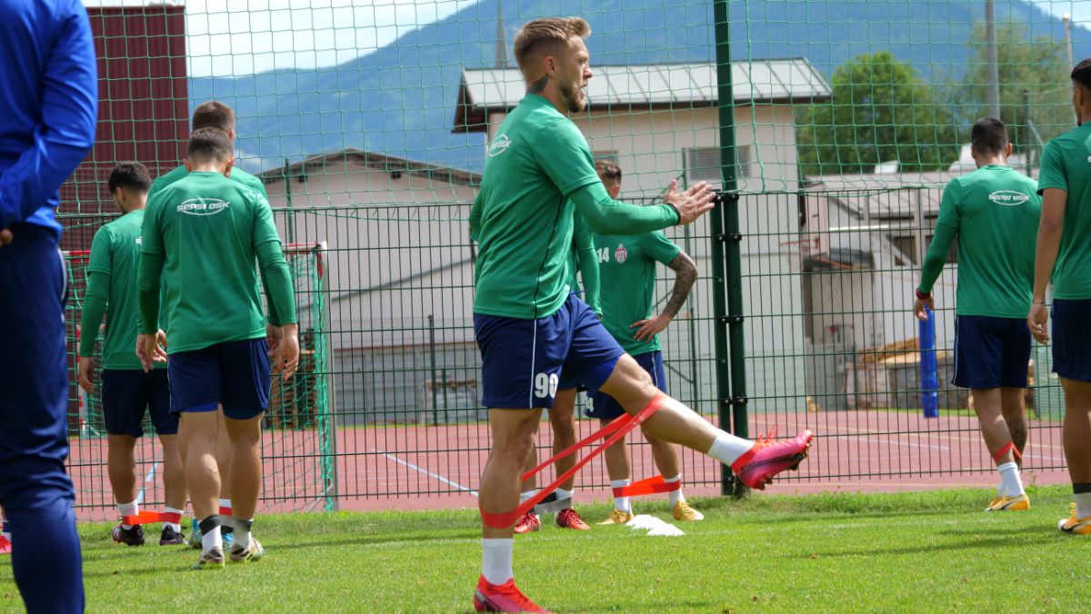 Imagini inedite din Austria: jucătorii lui Sepsi se refac în râu, cu zâmbete și frisoane