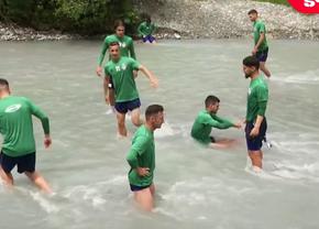 Imagini inedite din Austria: jucătorii lui Sepsi se refac în râu, cu zâmbete și frisoane