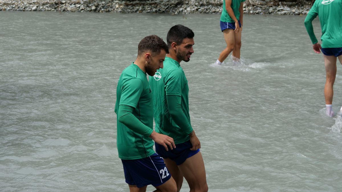 Imagini inedite din Austria: jucătorii lui Sepsi se refac în râu, cu zâmbete și frisoane