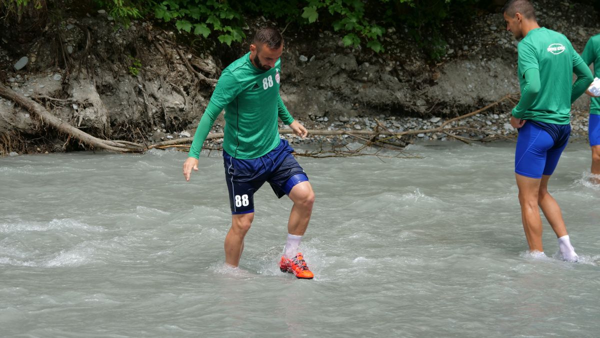 Imagini inedite din Austria: jucătorii lui Sepsi se refac în râu, cu zâmbete și frisoane