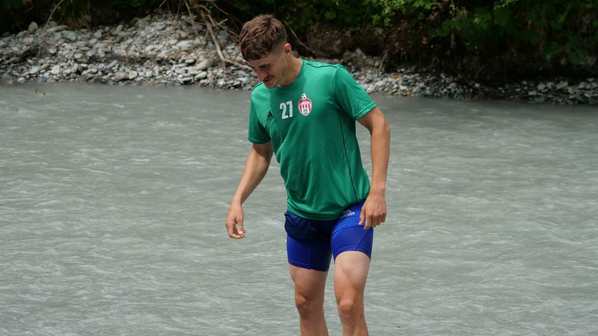 Imagini inedite din Austria: jucătorii lui Sepsi se refac în râu, cu zâmbete și frisoane