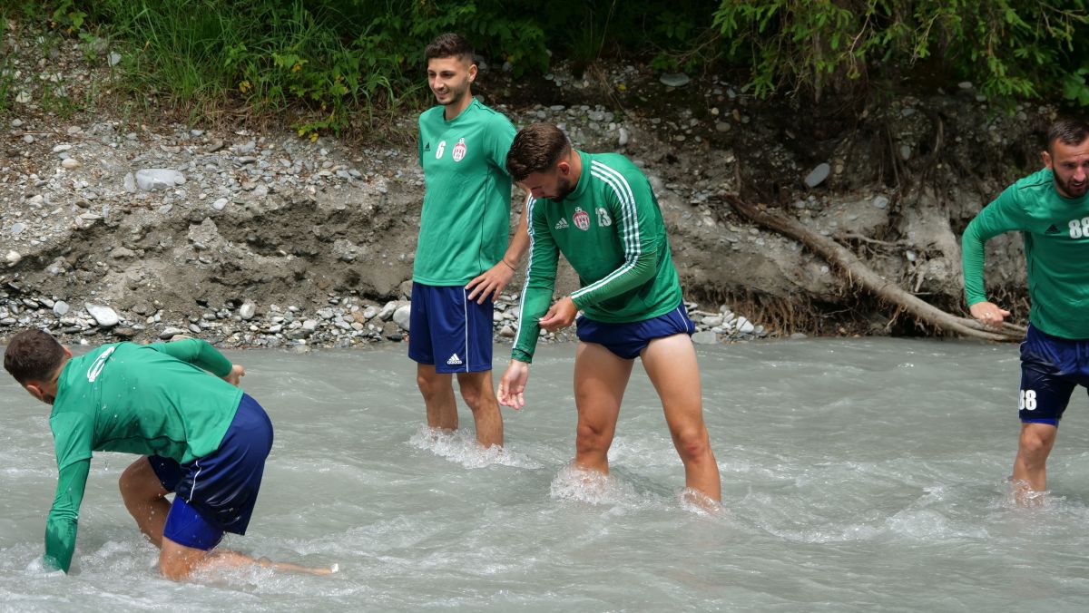 Imagini inedite din Austria: jucătorii lui Sepsi se refac în râu, cu zâmbete și frisoane