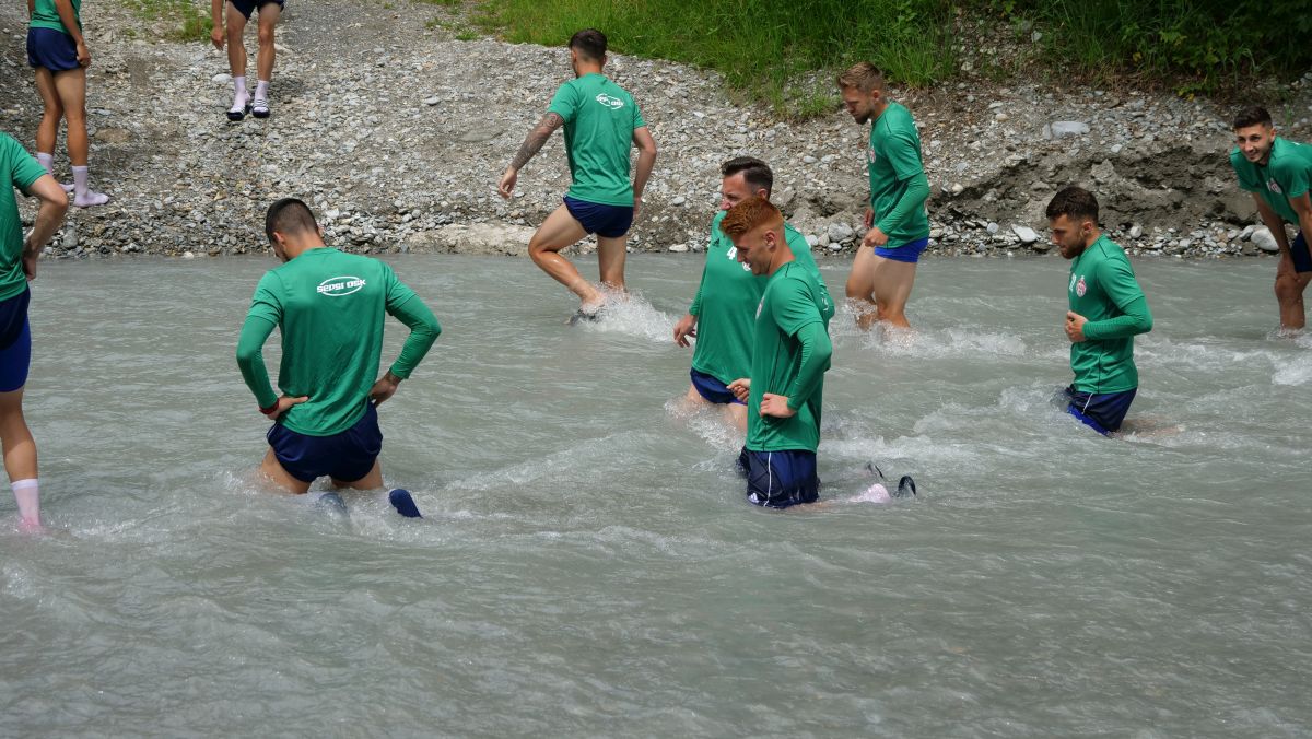 Imagini inedite din Austria: jucătorii lui Sepsi se refac în râu, cu zâmbete și frisoane