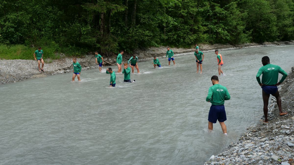 Imagini inedite din Austria: jucătorii lui Sepsi se refac în râu, cu zâmbete și frisoane