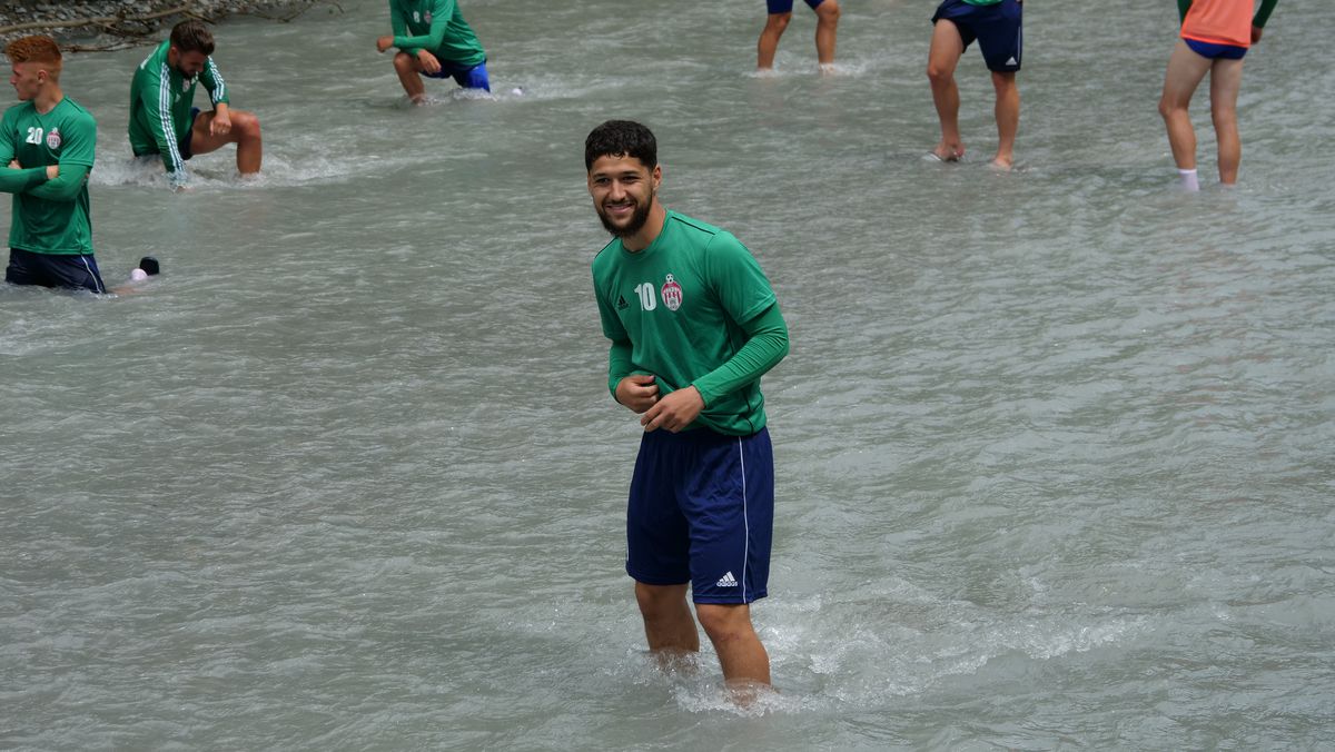 Imagini inedite din Austria: jucătorii lui Sepsi se refac în râu, cu zâmbete și frisoane