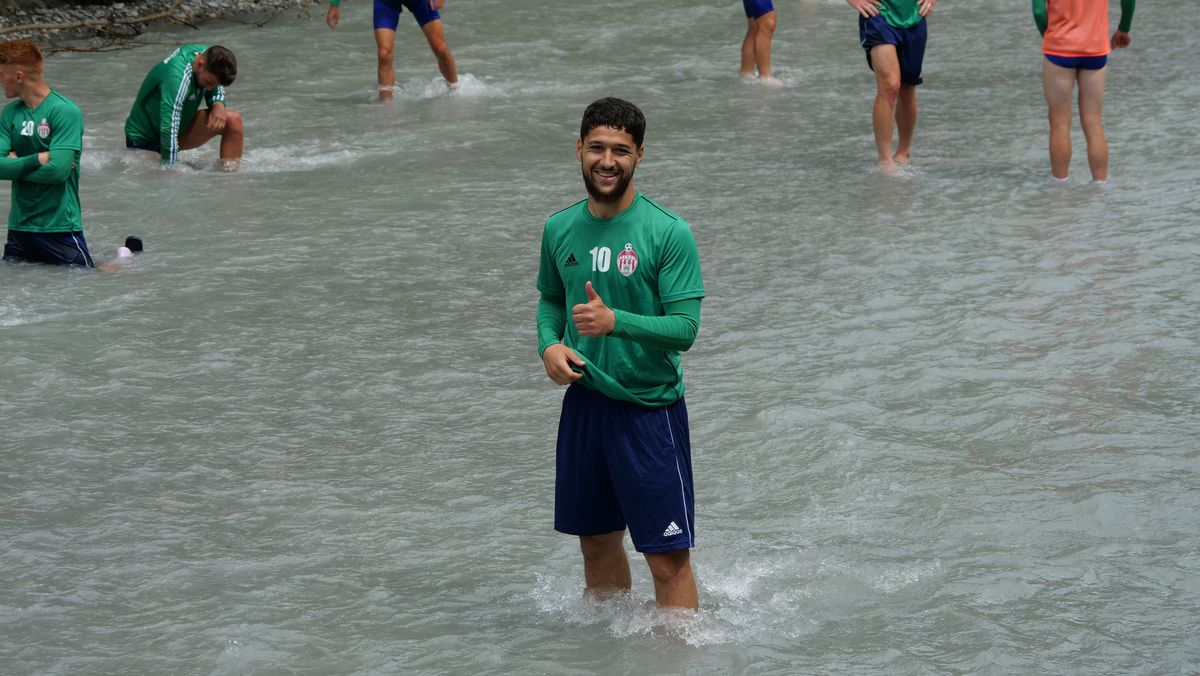 Imagini inedite din Austria: jucătorii lui Sepsi se refac în râu, cu zâmbete și frisoane